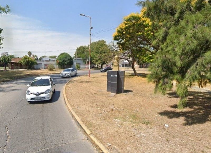 Zona de riesgo: vecinos de dos barrios reclaman por un enorme bache en la avenida Circunvalación