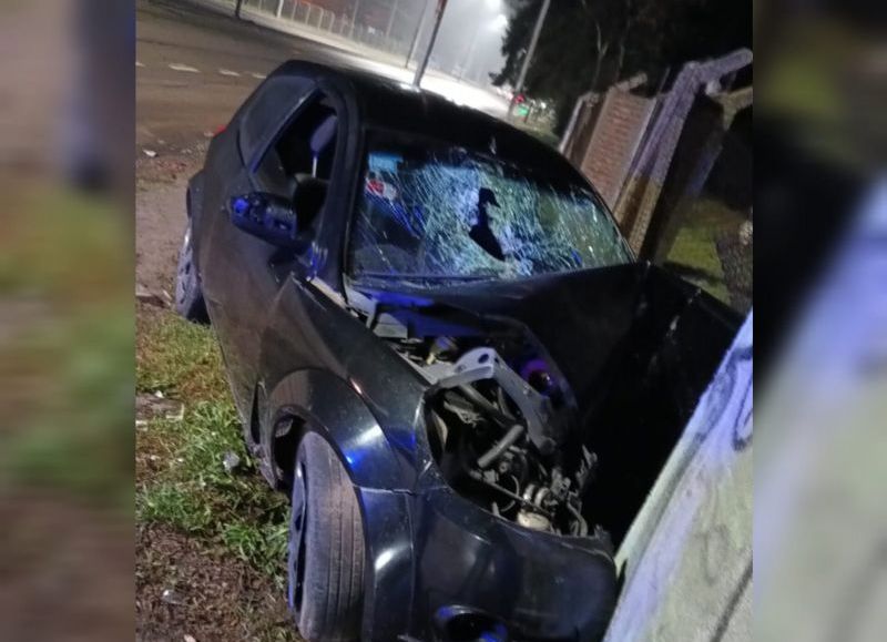 Un joven murió en La Plata al estrellarse con su auto contra un paredón