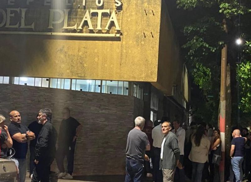 VIDEO | El intendente Alak y el exmandatario Garro coincidieron en el velatorio del Chuby Leguizamón en Tolosa