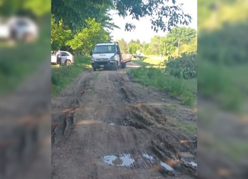 El pozo más chico te ceba mate: quejas en Villa Elisa por el estado de las calles en el último "Rincón" de la ciudad