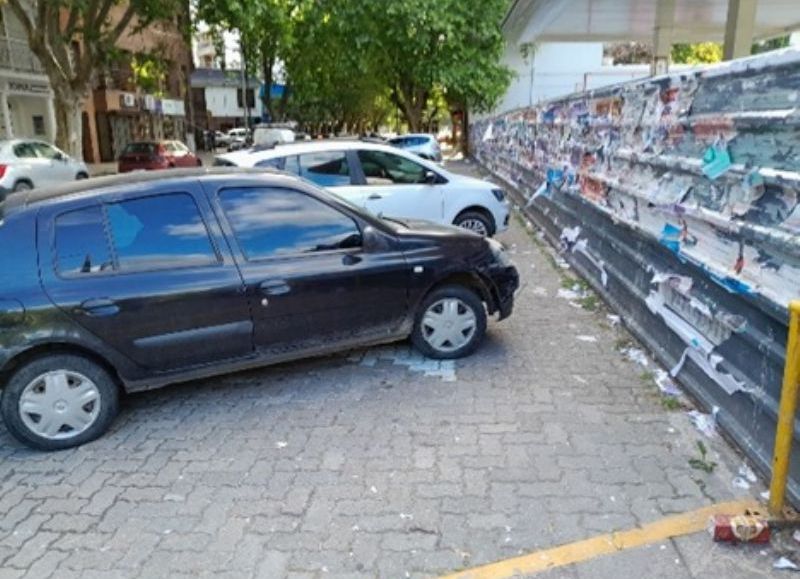 Vecinos se quejan del mal estacionamiento en pleno centro platense sin que se multe a infractores