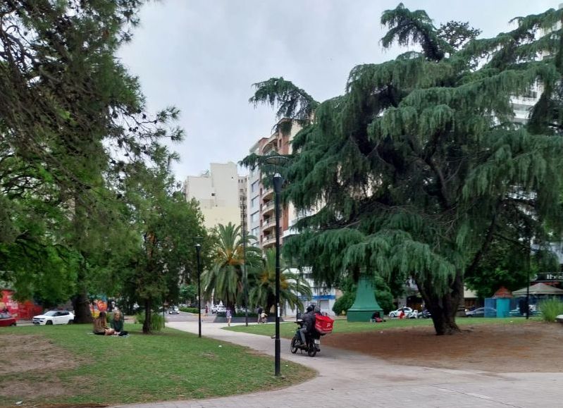 Los vecinos ponen el grito en el cielo: Plaza Paso es una pista de motos todo el día