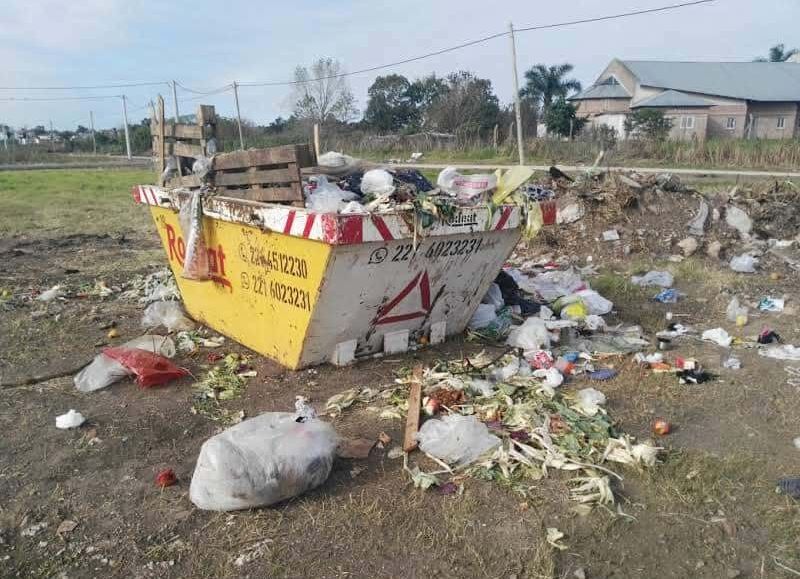 Empresa estaciona contendores y vecinos de otros barrios los llenan de basura: caos en Villa Elvira