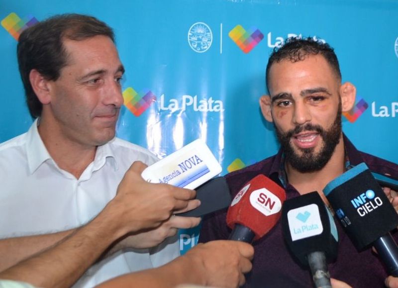 El intendente de La Plata le entregó la llave de la ciudad al luchador de la UFC Santiago Ponzinibbio