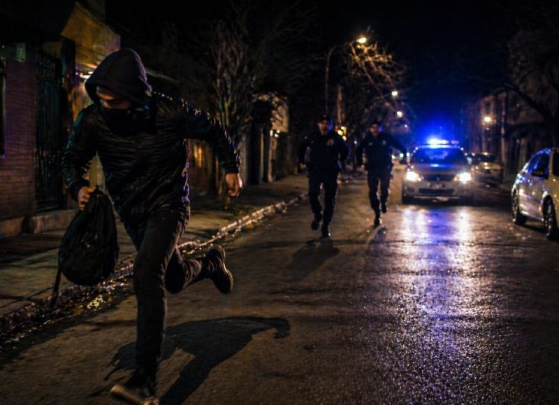 Encerró al ladrón en su propio departamento, logró escapar y fue atapado