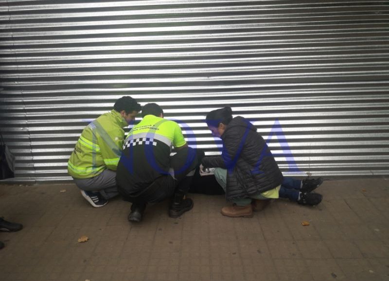 Mujer de la tercera edad sufrió un duro golpe tras tropezarse con una baldosa rota en pleno centro