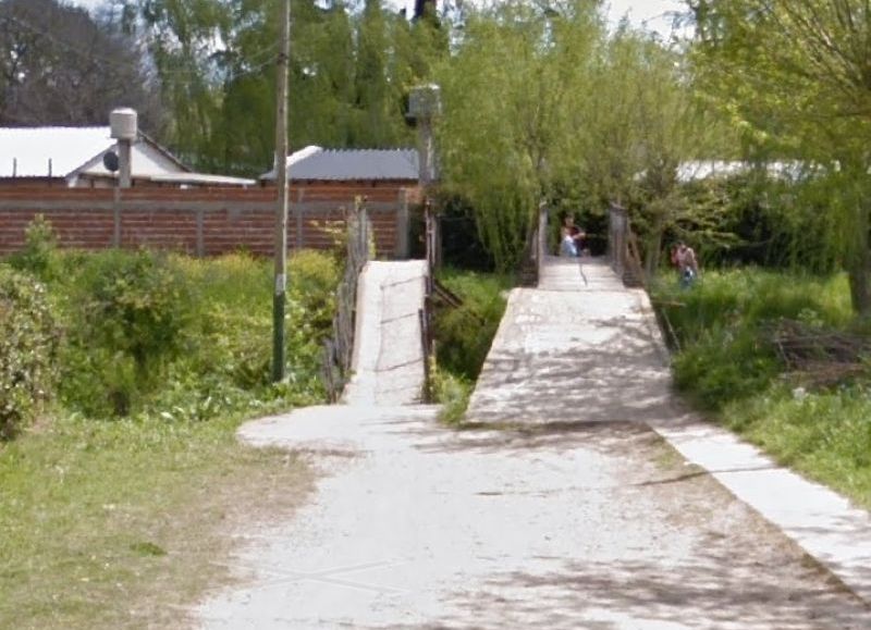 En City Bell para cruzar de un barrio al otro practican el salto en largo