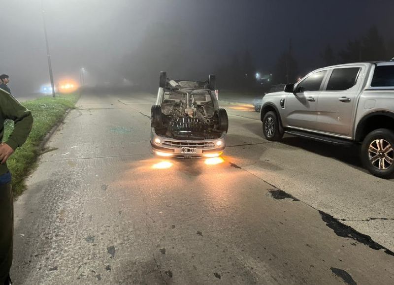 Agentes penitenciarios asistieron a un automovilista que había volcado en Etcheverry