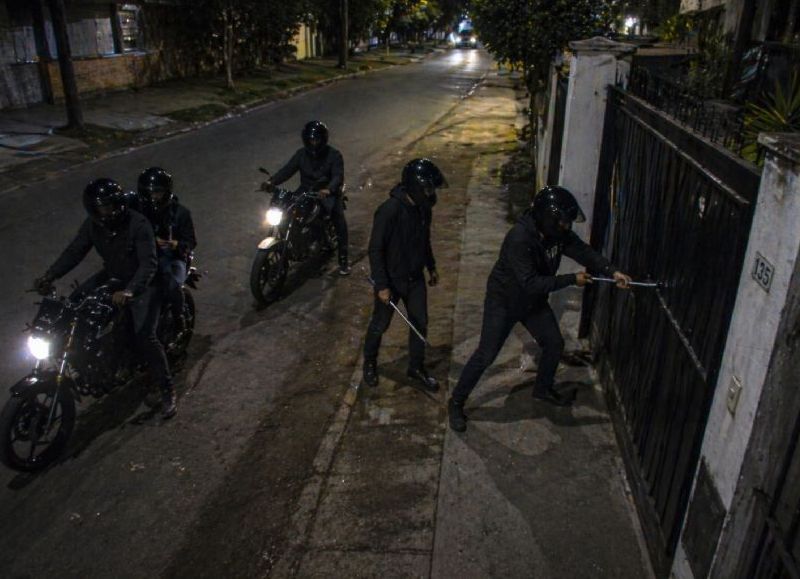 Cinco delincuentes barretearon el portón de una casa en Los Hornos con fines de robo