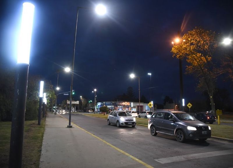 El ingreso a Los Hornos, con nuevas luminarias LED tipo vela