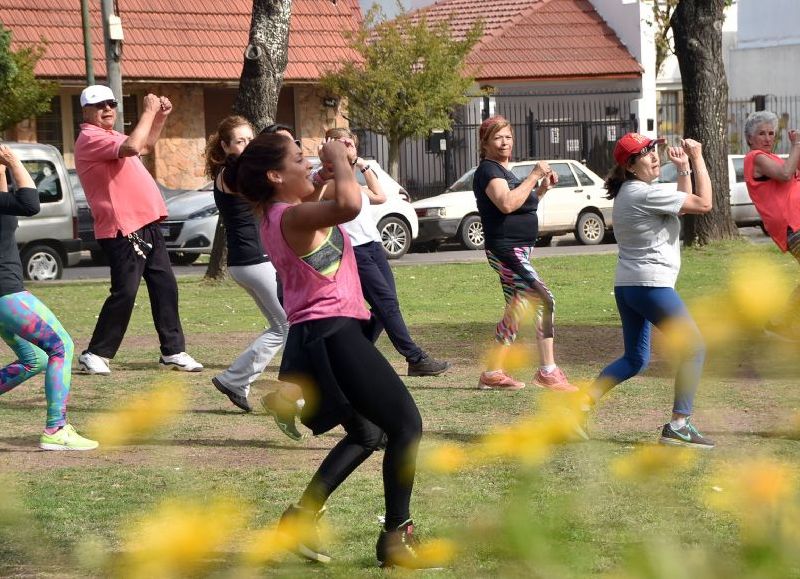 El municipio incorpora propuestas para que los vecinos disfruten del espacio público con baile y deporte