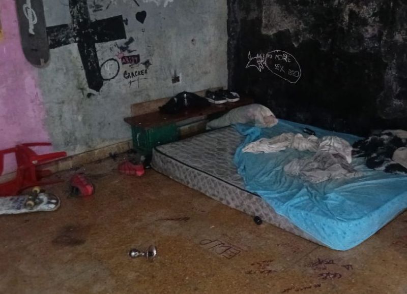 Una joven de 18 años fue detenida por intentar matar a su pareja a cuchillazos