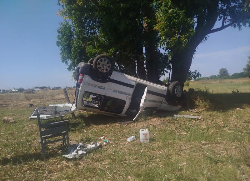 Una mujer resultó herida tras el vuelco de una camioneta en Melchor Romero