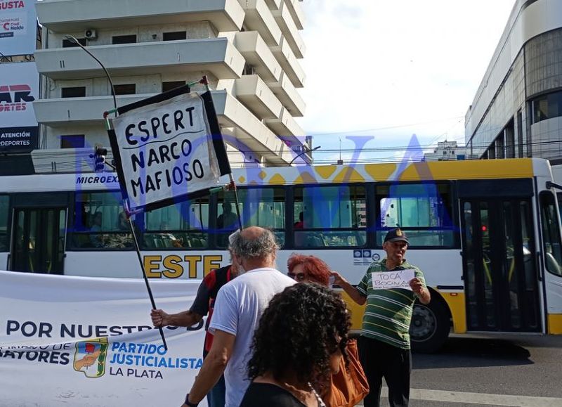 VIDEO | Semaforazo en 7 y 50 en apoyo a los jubilados