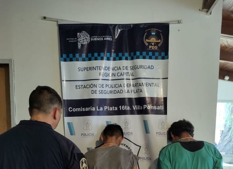 Una madrugada movidita en Villa Elvira: dos jóvenes aprehendidos luego de robarse la batería de una camioneta