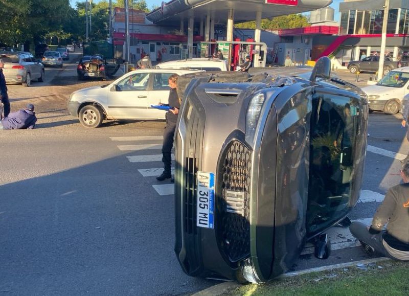 Choque en cadena y vuelco en Camino Centenario: tres heridos tras un fuerte accidente