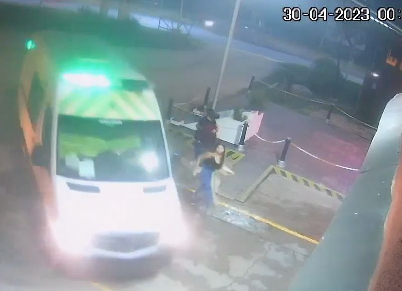 VIDEO | Berisso: un bombero ayudó a niño que no podía respirar con normalidad