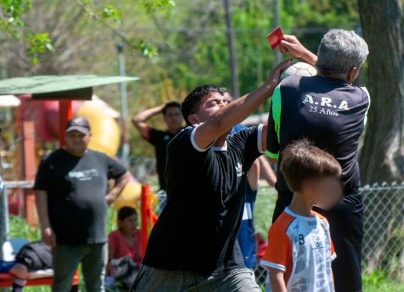 Padre enojado le pega a un árbitro en un partido de la categoría 2018 entre Monasterio y Deportivo Gimnasista