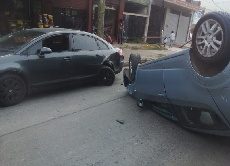 Un auto volcó tras chocar a otro que estaba estacionado