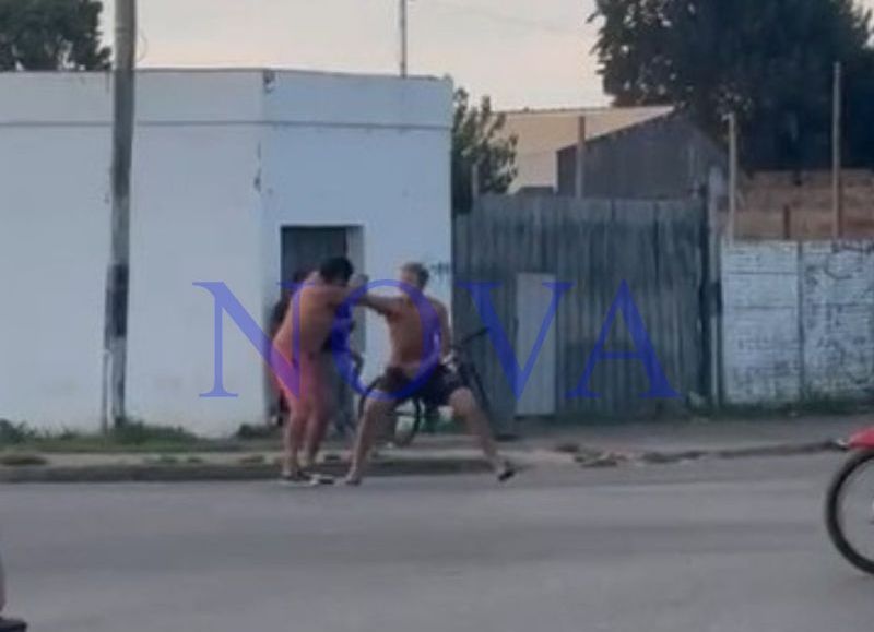 VIDEO | Violenta pelea de limpiavidrios frente al cementerio generó tensión en plena tarde