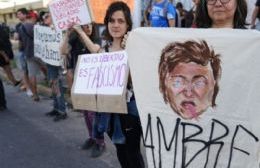 La llegada de Karina Milei a La Plata para presentar LLA dejó un herido, y enfrentamientos entre vecinos