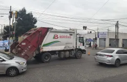 Tragedia vial en Berisso: un peatón de 76 años murió tras ser atropellado por un camión recolector de residuos municipal