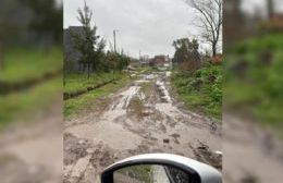 Necesitan que les arreglen la calle para entrar y salir de sus viviendas cuando llueve