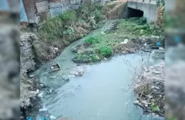 Zanjón con basura y casas arriba del curso del agua: preocupación en Altos de San Lorenzo