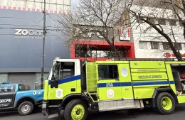 VIDEO | Momentos de tensión en pleno centro de la ciudad: se incendió un local de comidas rápidas