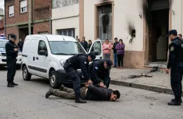 Marche preso el pirómano: atacó con una bomba molotov el Concejo Deliberante y terminó detenido tras una persecución